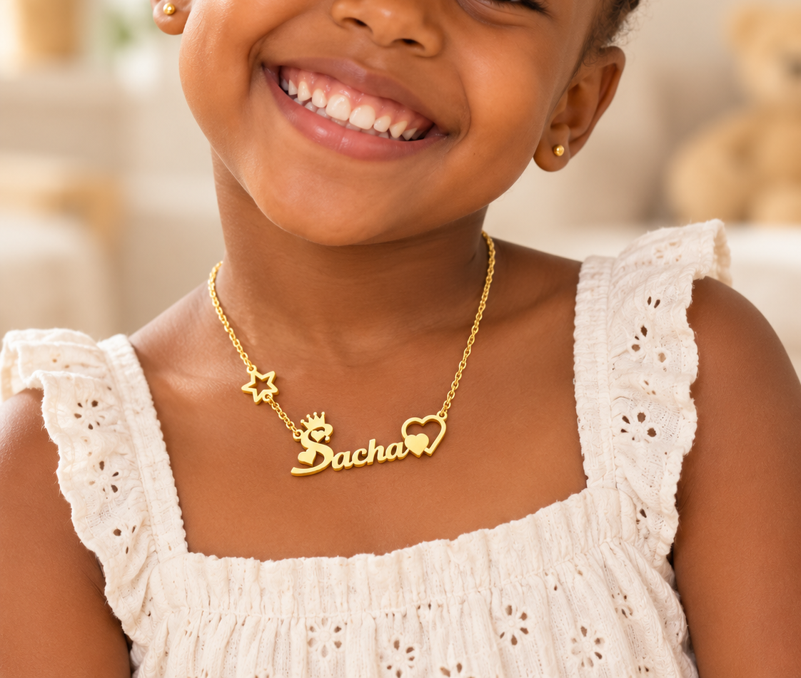 Collier prénom personnalisé fille avec couronne étoile et cœurs – PETITE REINE porté doré