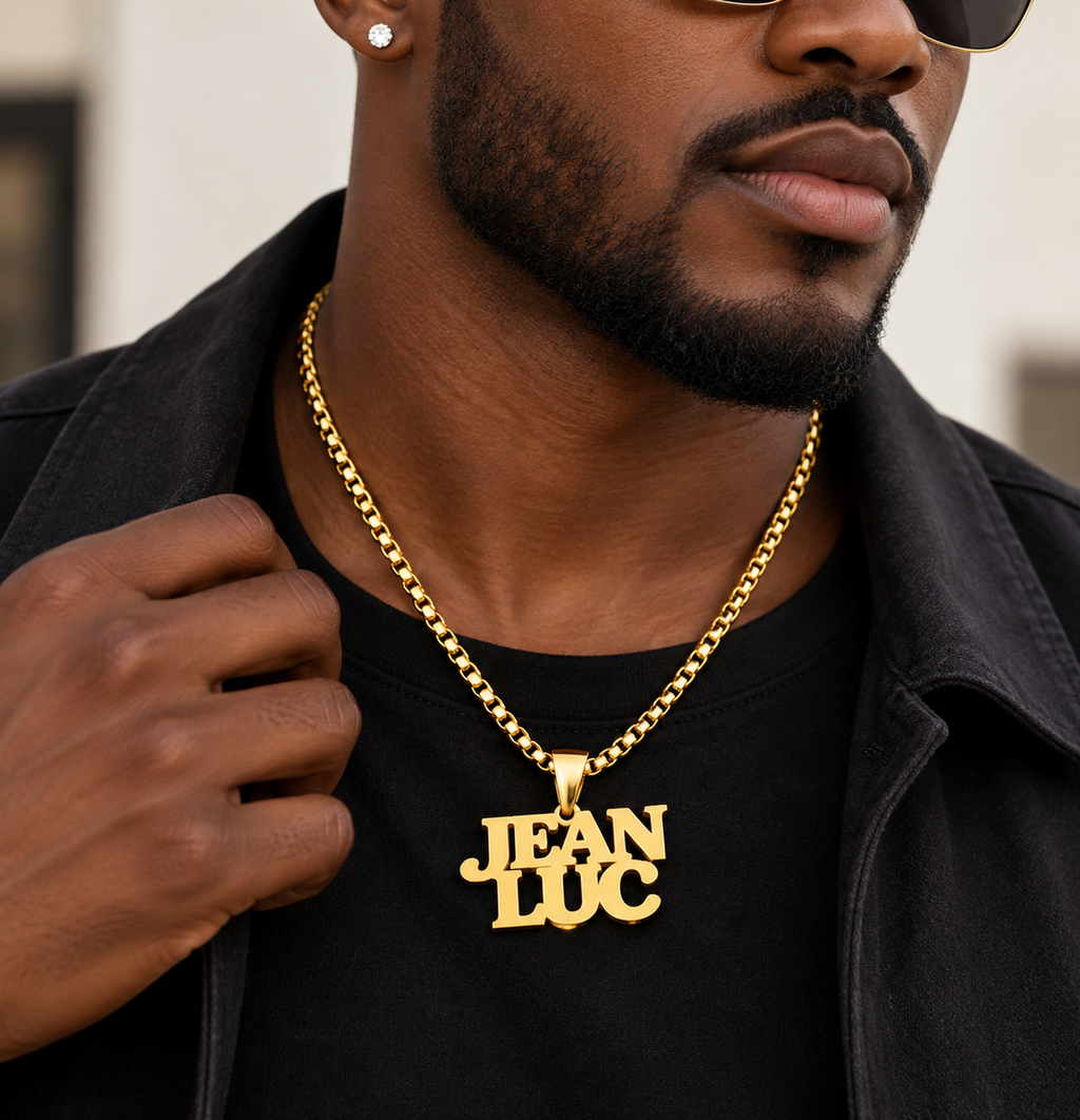 Collier DUO doré personnalisé avec les prénoms Jean et Luc porté