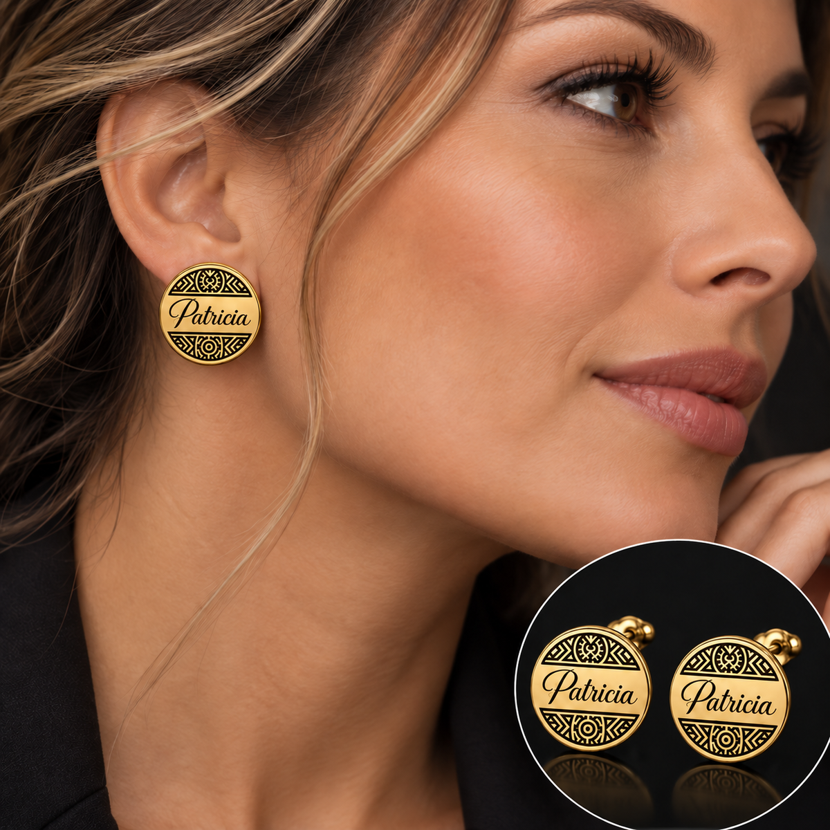 Boucles d’oreilles ROYALE dorées personnalisées avec prénom Patricia et motifs graphiques porté