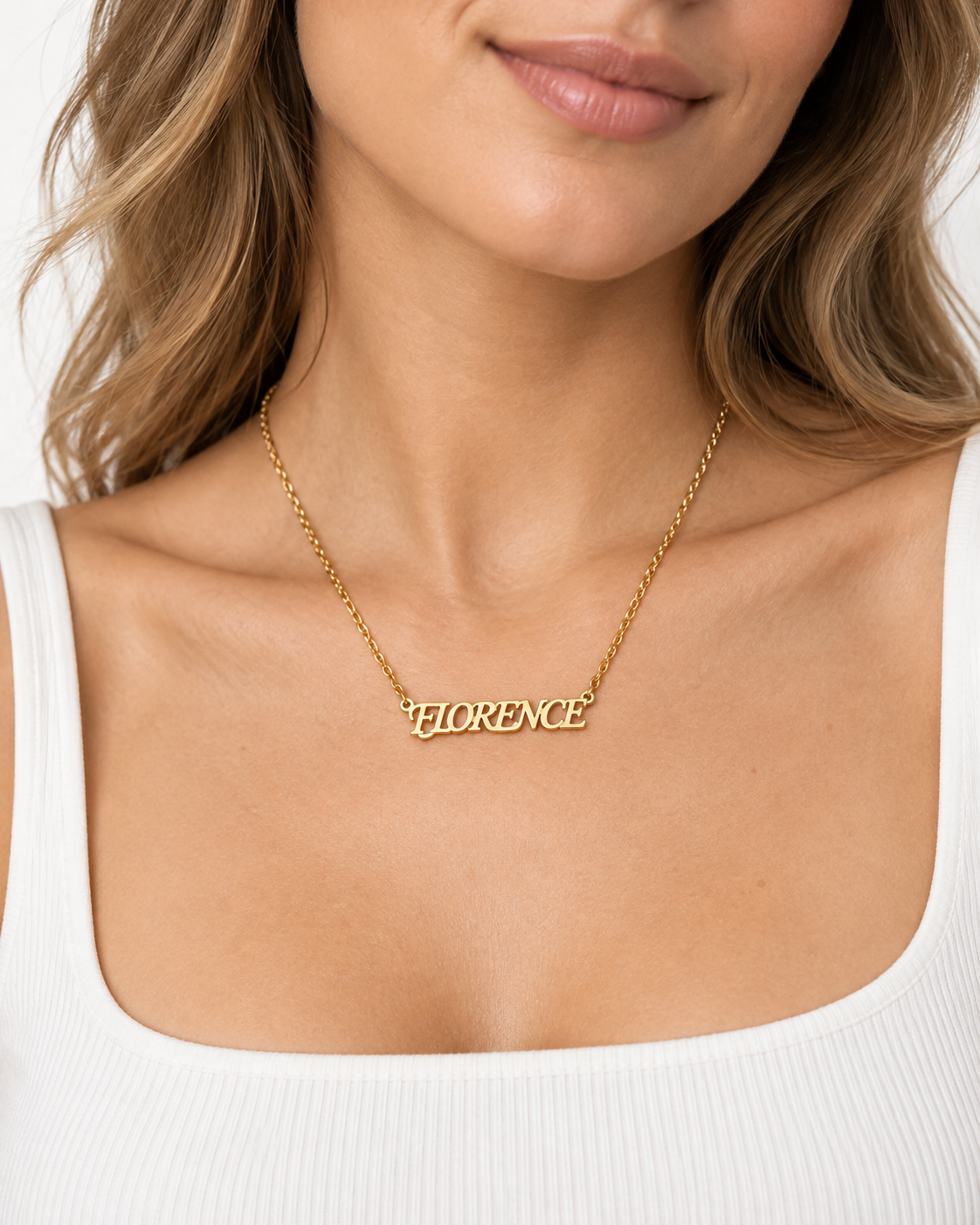 Collier PRÉSENCE doré personnalisé avec prénom FLORENCE en lettres majuscules porté