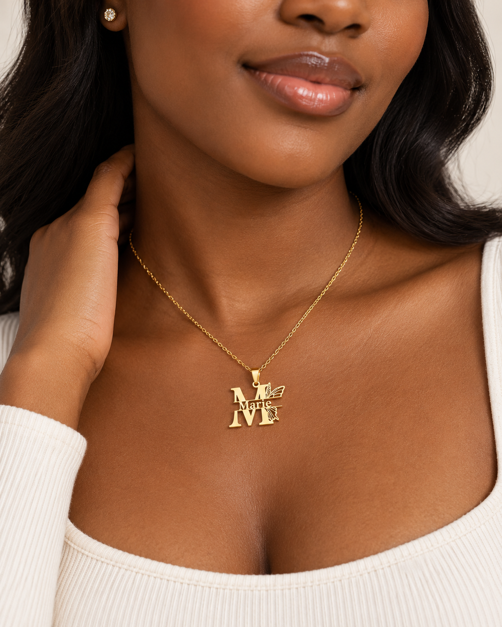 Collier ENVOL doré personnalisé avec grande initiale M prénom Marie et motif papillon porté