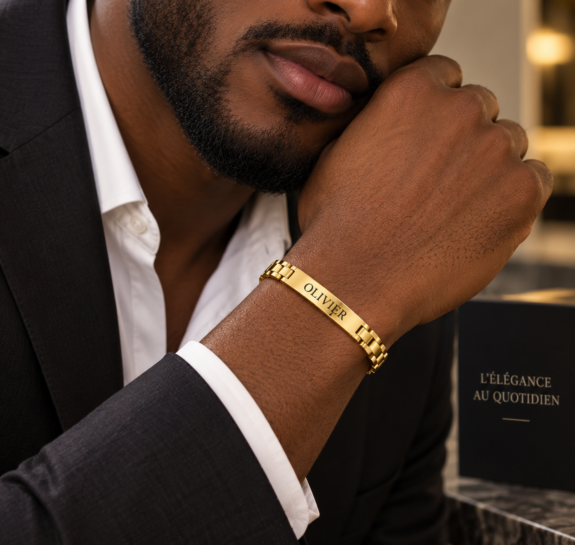 
Bracelet CLASSIQUE doré personnalisé avec prénom Olivier et date gravée au dos porté