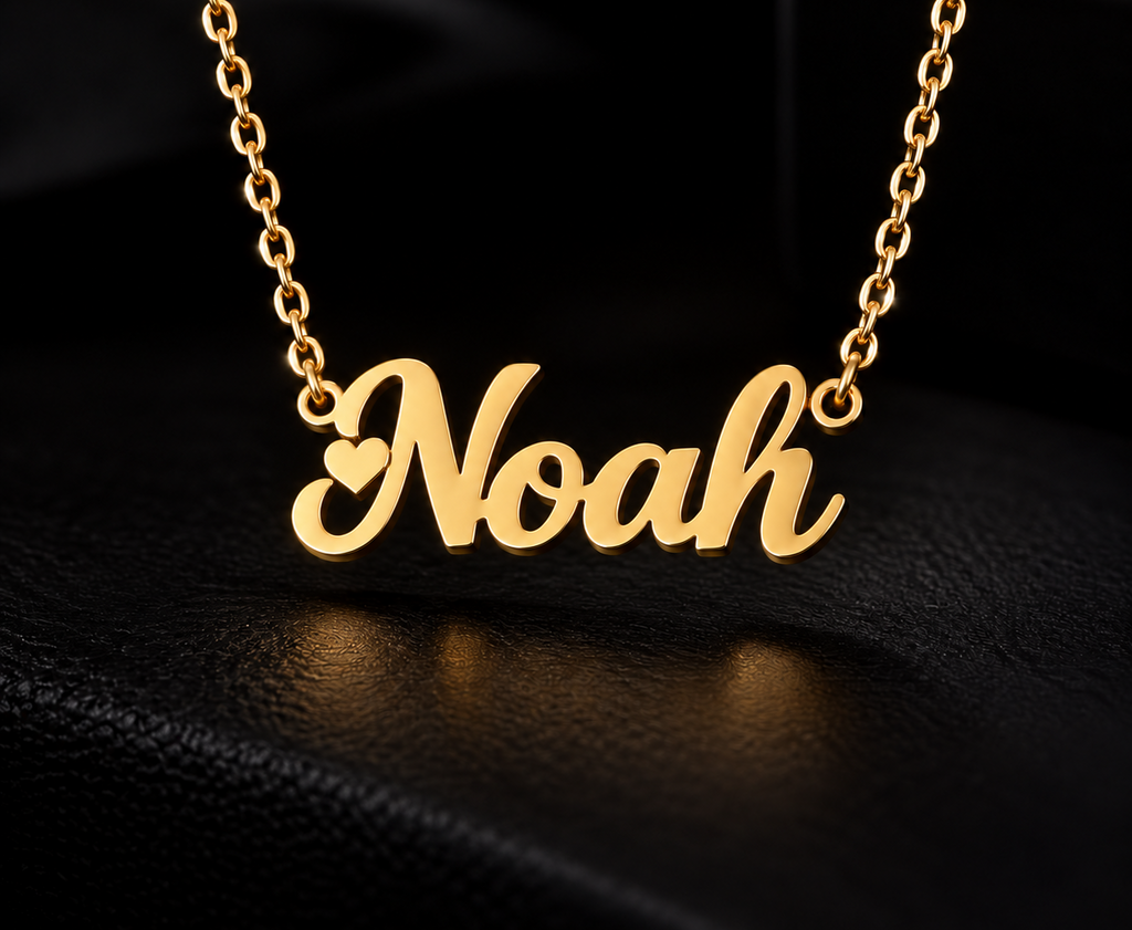 Collier prénom personnalisé enfant avec petit cœur – modèle mixte doré noah fond noir