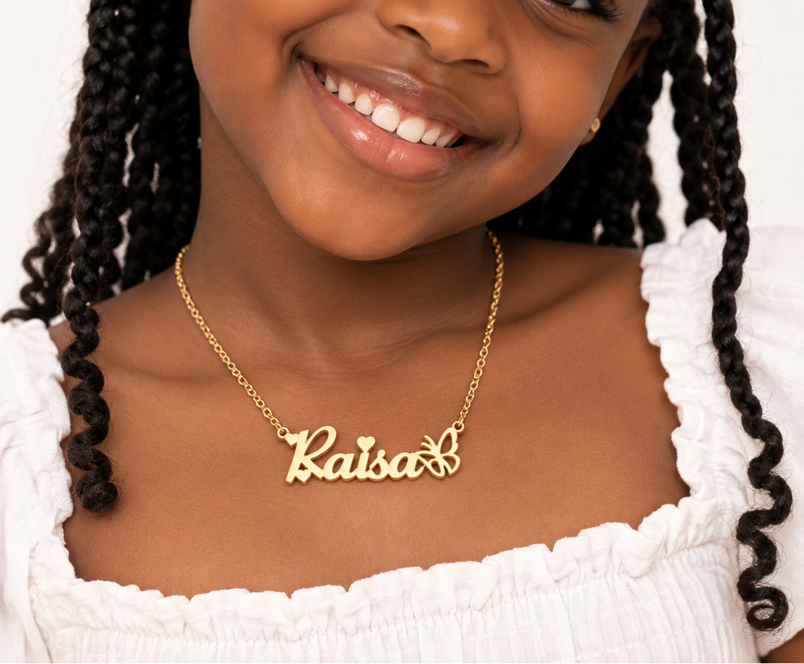 Collier prénom personnalisé fille avec cœur et papillon ajouré – ÉCLOSION porté doré