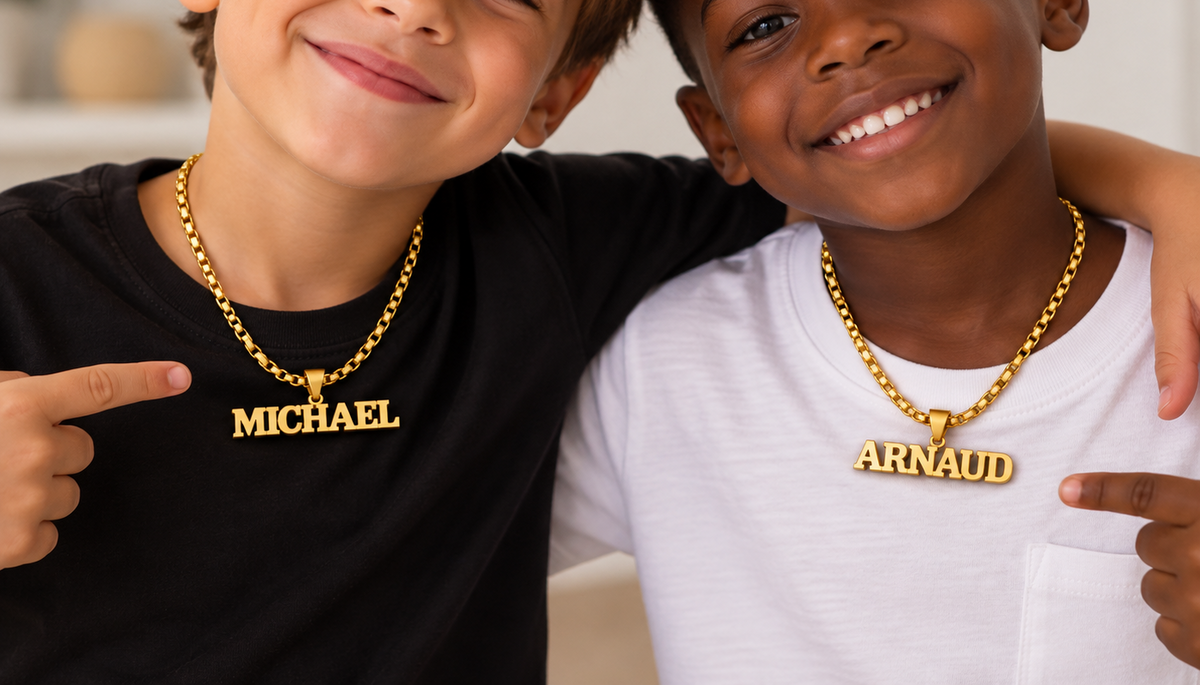 Collier prénom personnalisé garçon à grosses mailles – modèle BOLD porté