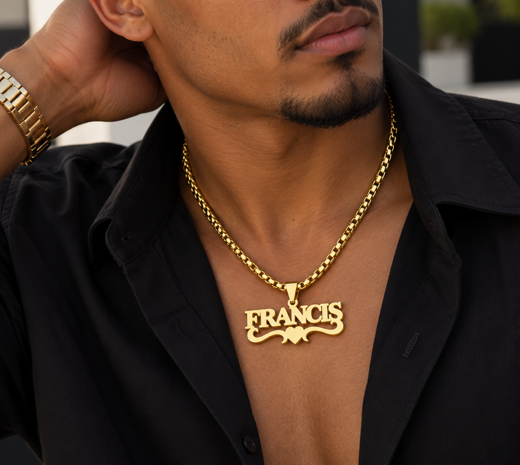 Collier CŒUR doré personnalisé avec le prénom Francis, motif cœur et arabesque porté