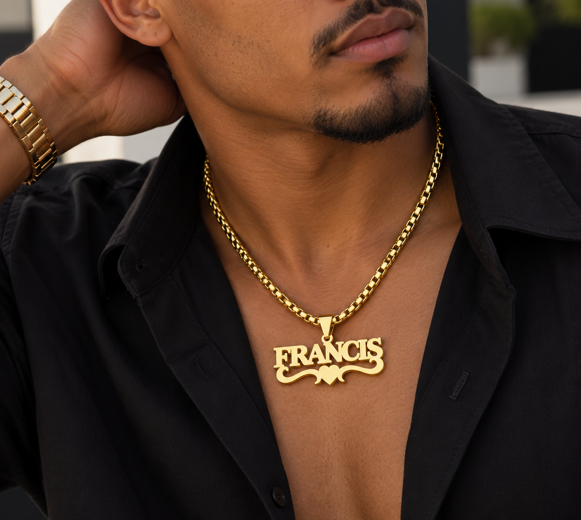 Collier CŒUR doré personnalisé avec le prénom Francis, motif cœur et arabesque porté
