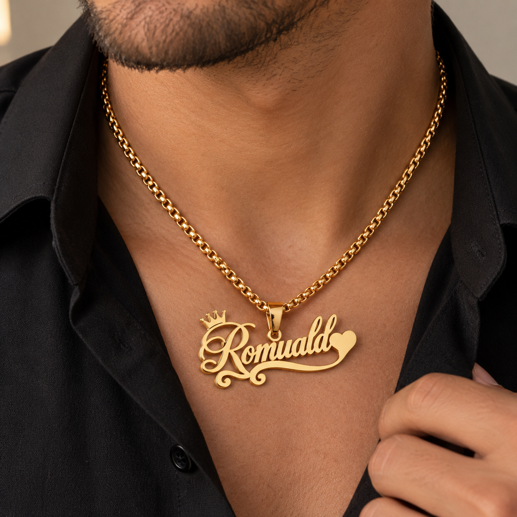 Collier SOUVERAIN doré personnalisé avec le prénom Romuald, motif couronne et cœur porté