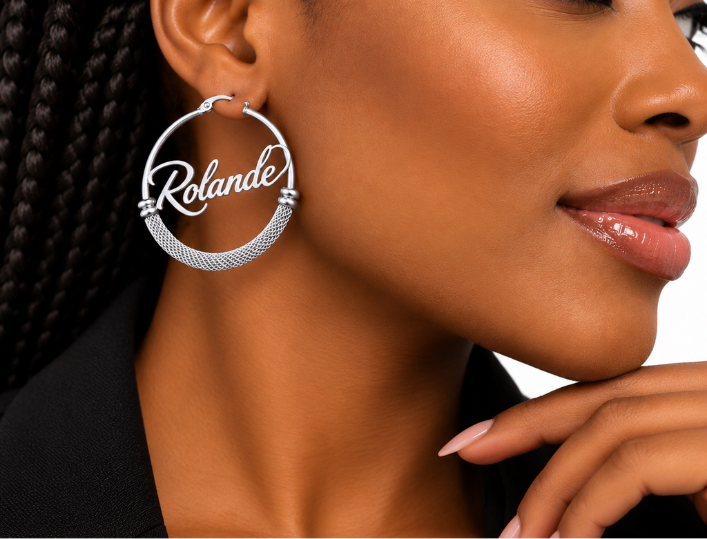 Boucles d’oreilles AUDACE argenté créoles personnalisées avec prénom Rolande porté
