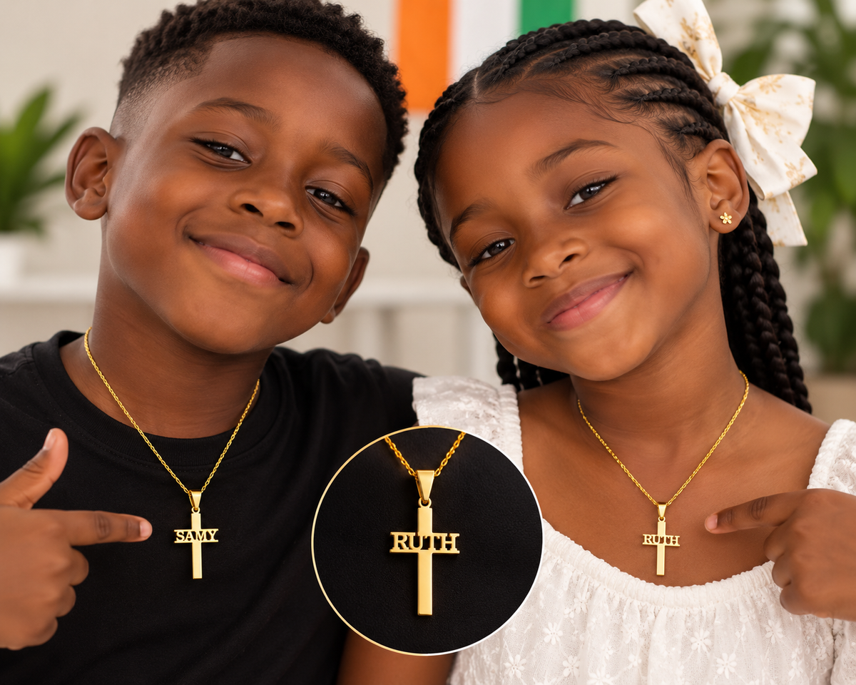 Collier croix avec prénom personnalisé enfant – modèle REPÈRE porté doré ruth te samy