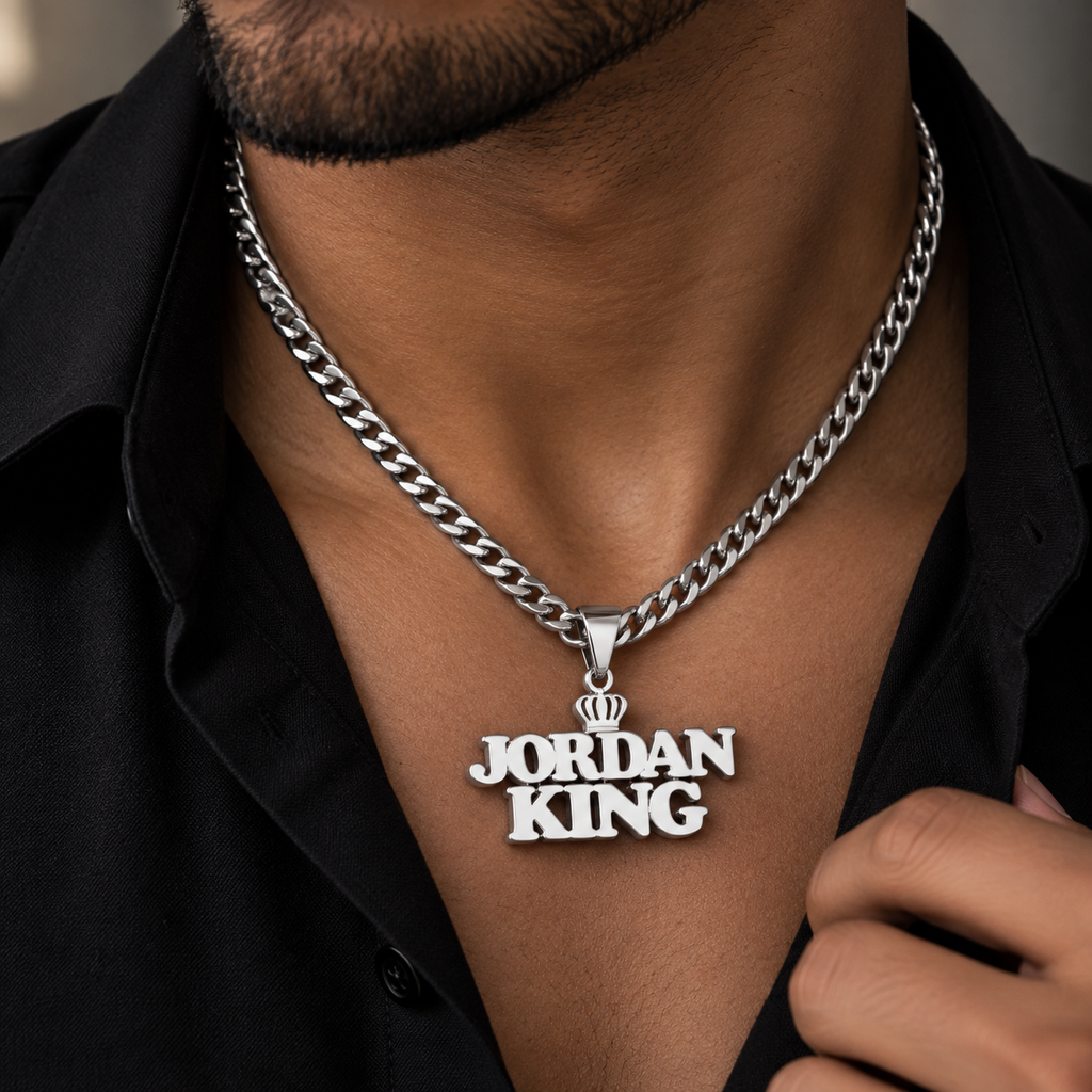 Collier KING argenté personnalisé avec le texte Jordan King et motif couronne porté