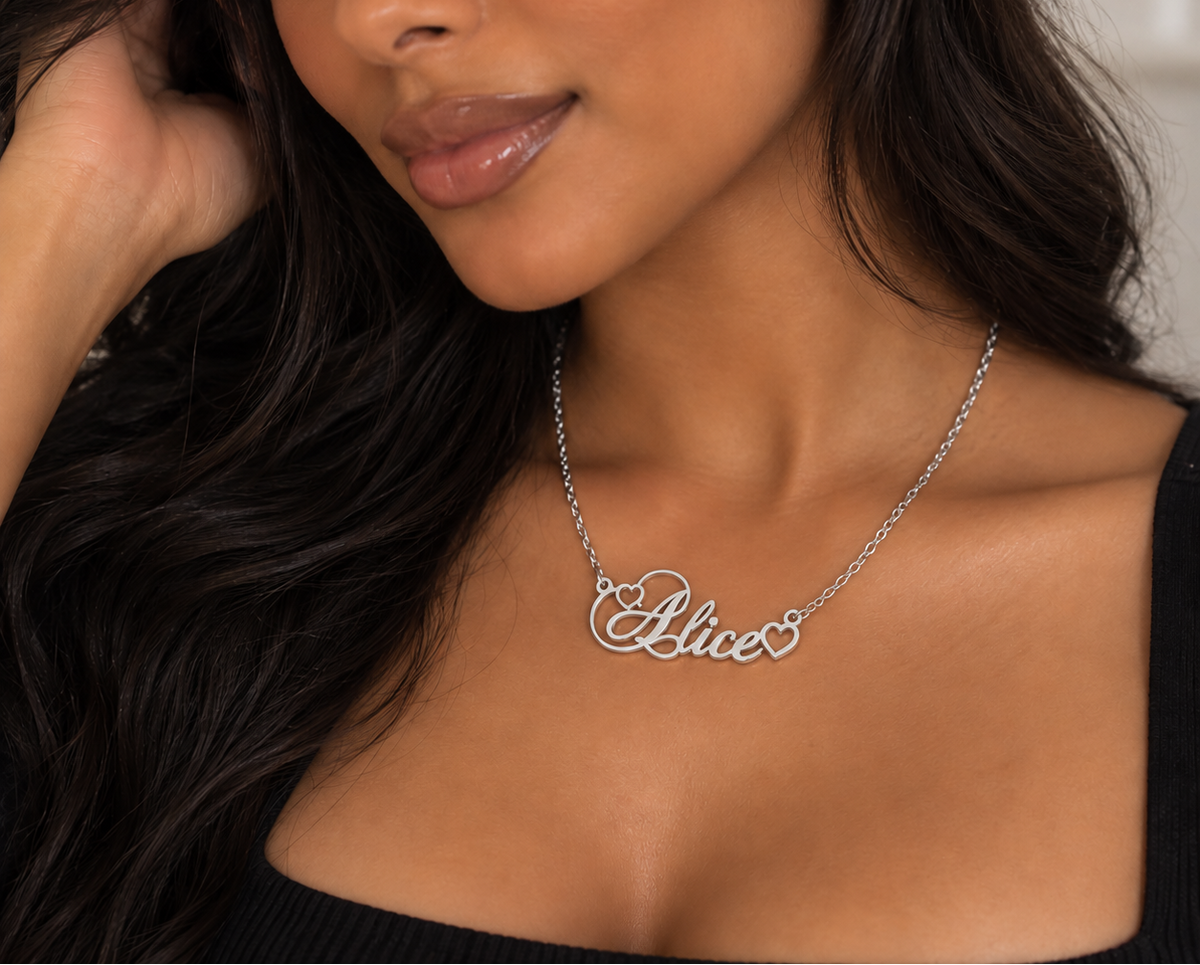 collier prénom personnalisé argenté modèle ALICE avec petits cœurs porté