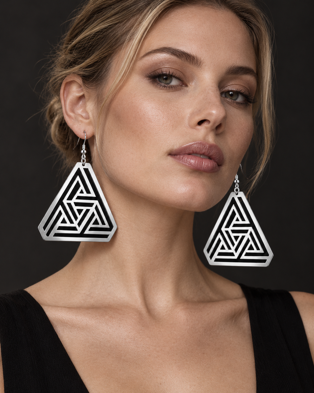 Boucles d’oreilles LABYRINTHE argenté géométriques grand format 10 cm porté