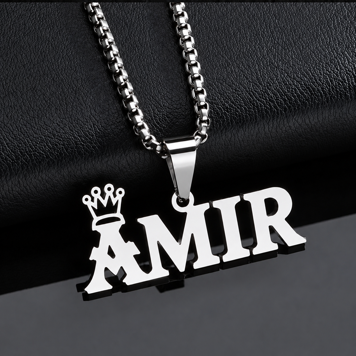Collier ROI argenté personnalisé avec le prénom Amir et motif couronne fond noir