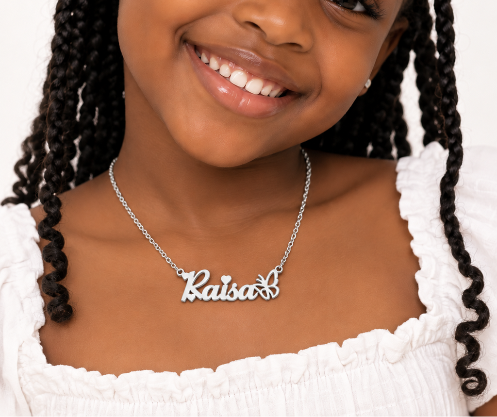 Collier prénom personnalisé fille avec cœur et papillon ajouré – ÉCLOSION porté argenté