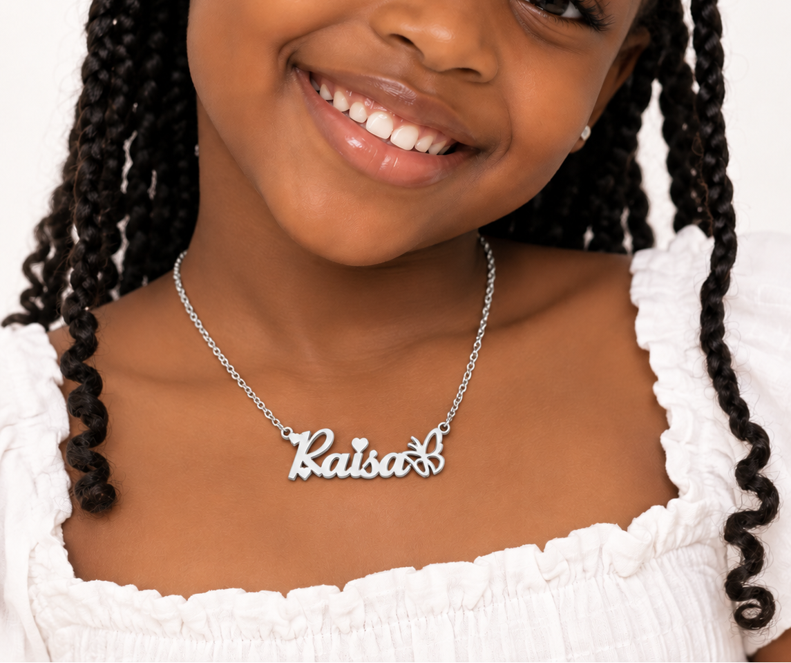 Collier prénom personnalisé fille avec cœur et papillon ajouré – ÉCLOSION porté argenté