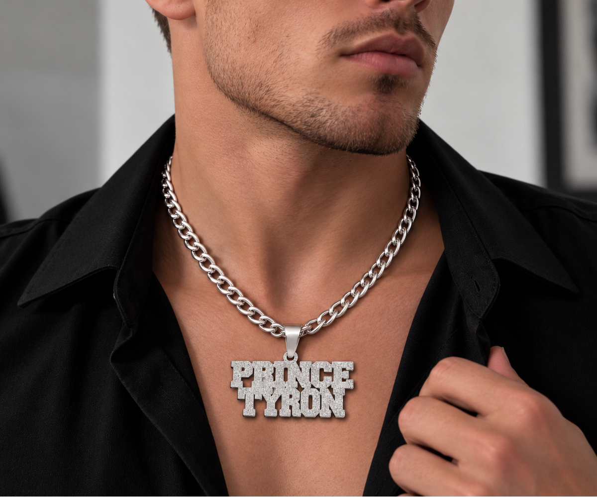  Collier ÉCLAT argenté personnalisé avec le texte Prince Tyron et finition brillante texturée porté