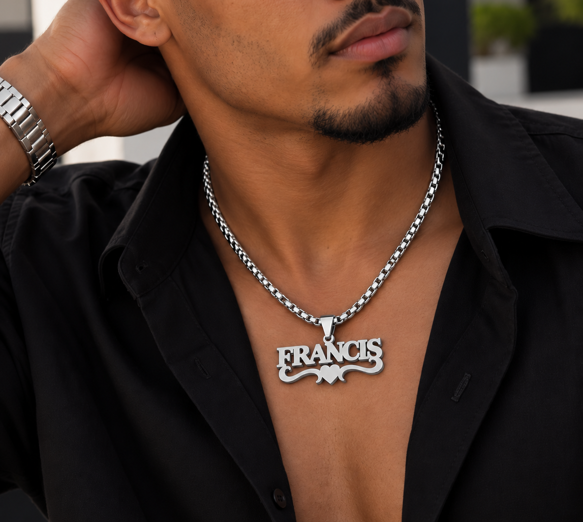 Collier CŒUR argenté personnalisé avec le prénom Francis, motif cœur et arabesque porté