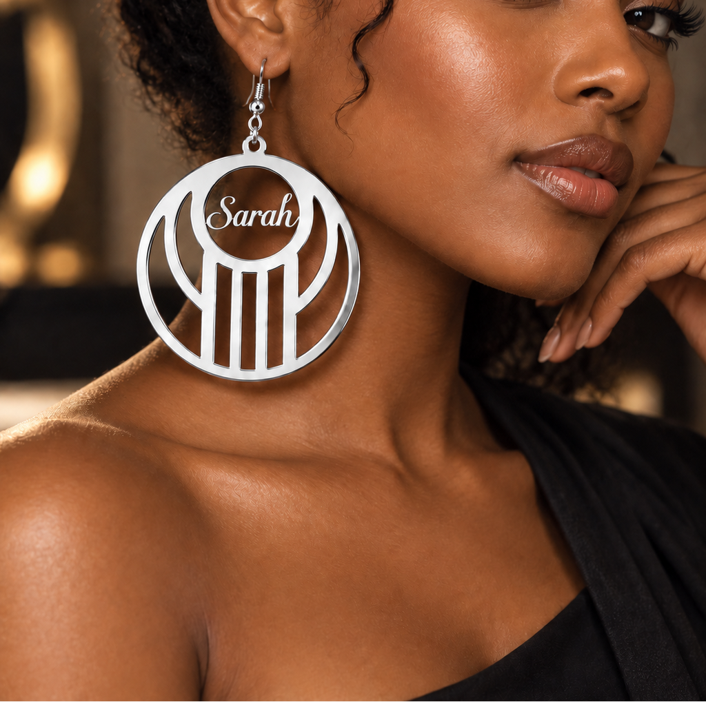 Boucles d’oreilles STRUCTURE argenté géométriques personnalisées avec prénom Sarah 8 cm porté