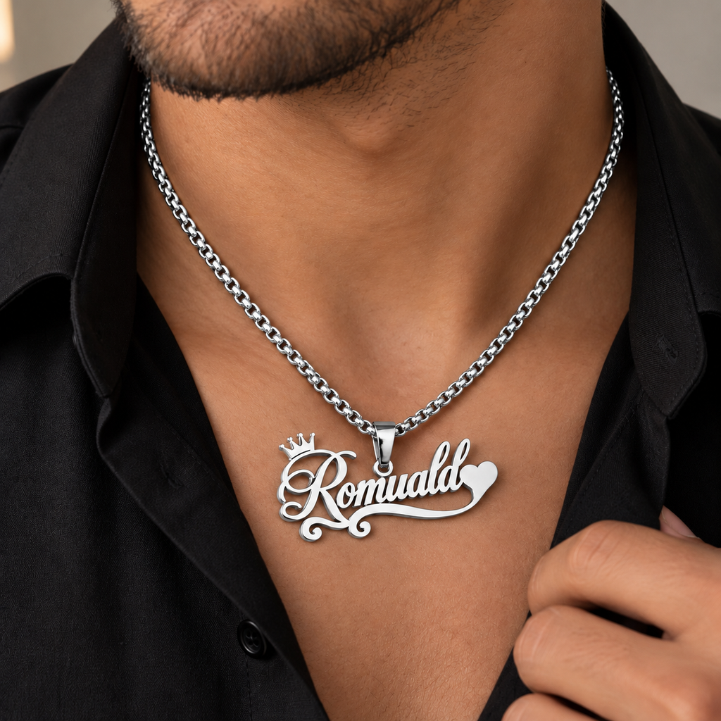 Collier SOUVERAIN argenté personnalisé avec le prénom Romuald, motif couronne et cœur porté