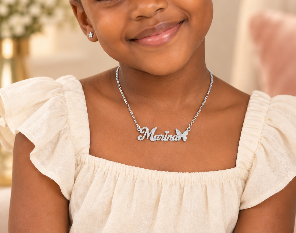 Collier prénom personnalisé fille avec cœur et papillon – SCINTILLANTE argenté porté