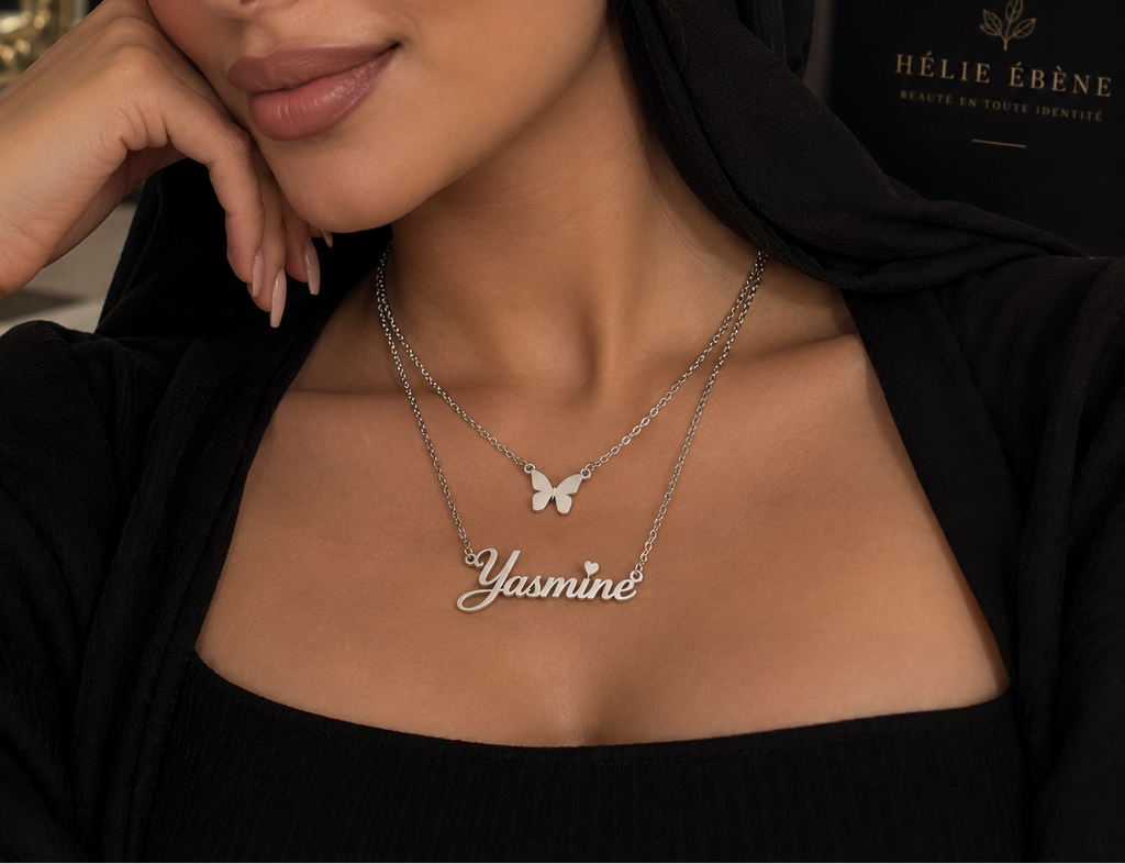 Collier double chaîne TENDRESSE argenté personnalisé avec prénom Yasmine et papillon porté