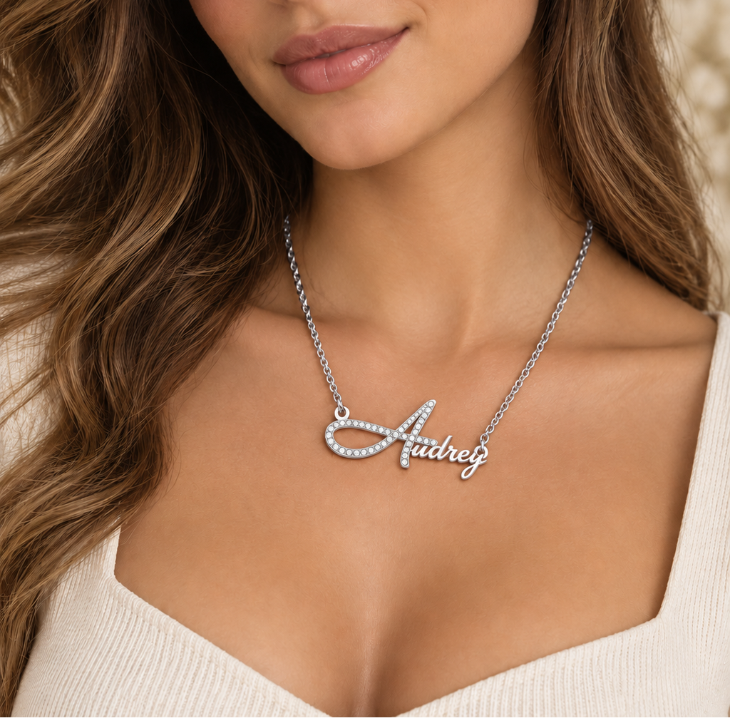 Collier DOUCEUR argenté personnalisé avec grande initiale A sertie et prénom Audrey porté