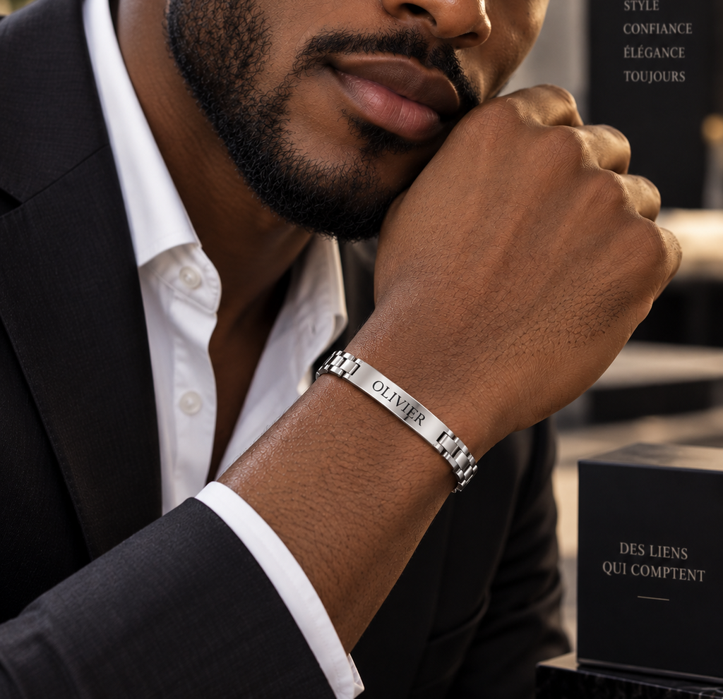 
Bracelet CLASSIQUE argenté personnalisé avec prénom Olivier et date gravée au dos porté