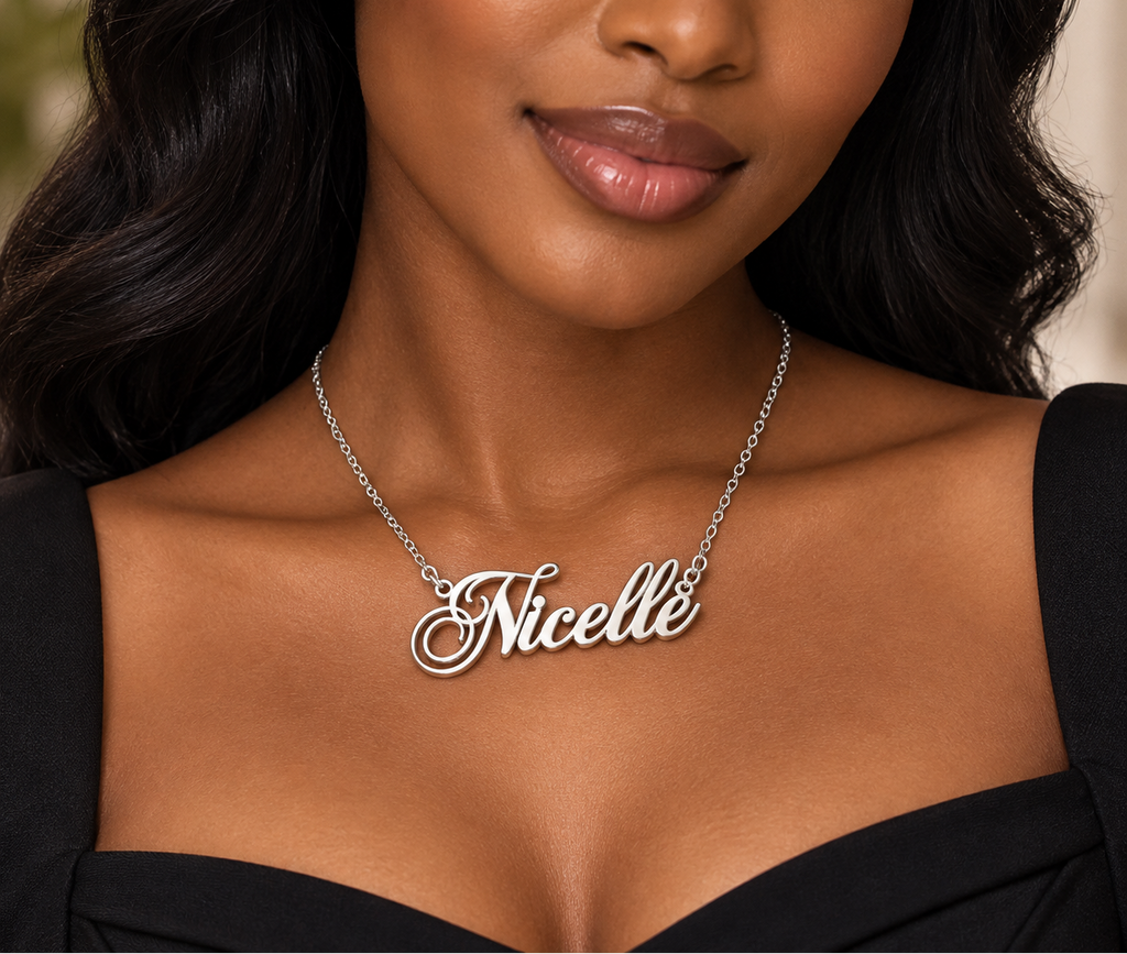 Collier NICELLE argenté personnalisé avec prénom en écriture élégante porté