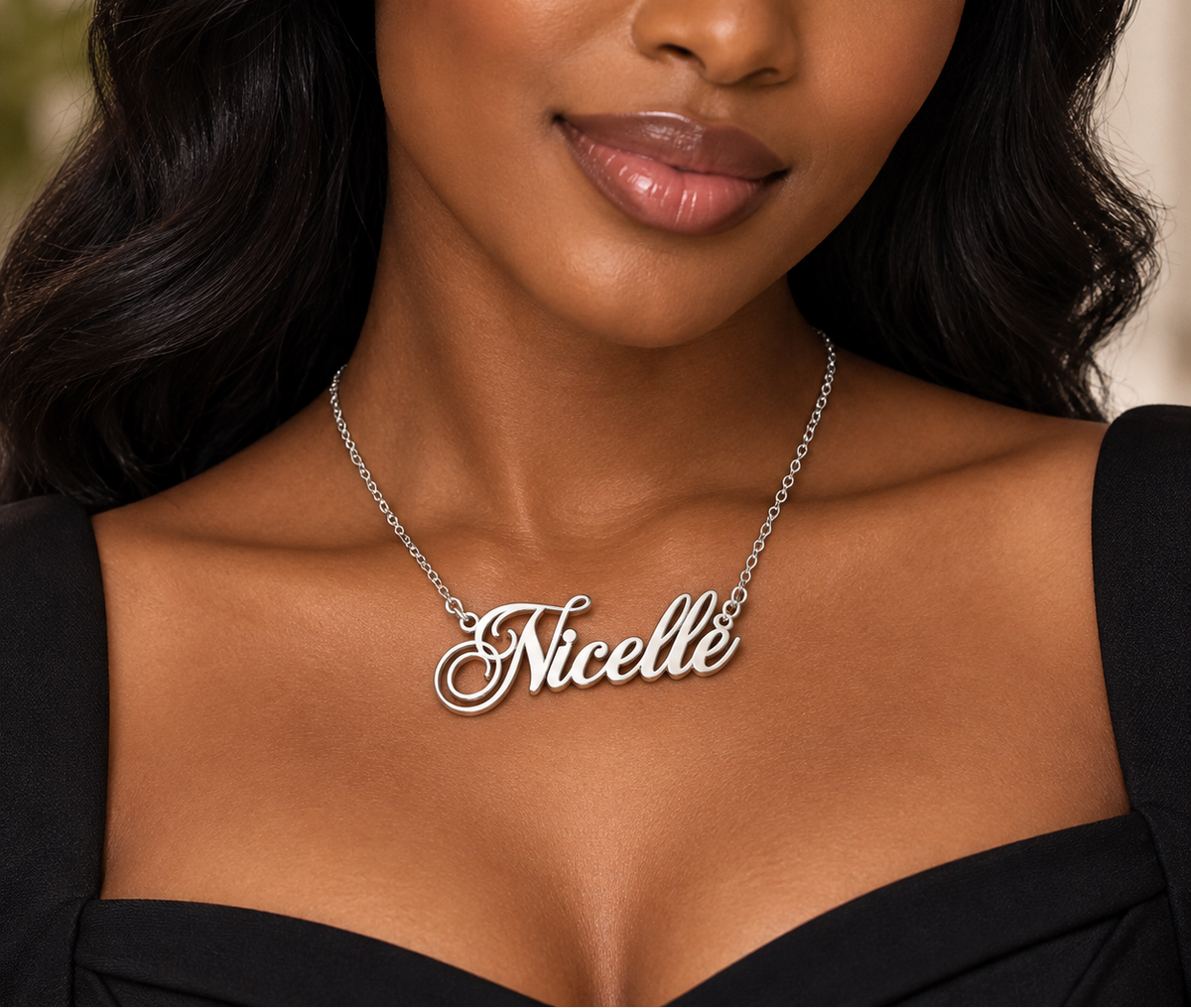Collier NICELLE argenté personnalisé avec prénom en écriture élégante porté