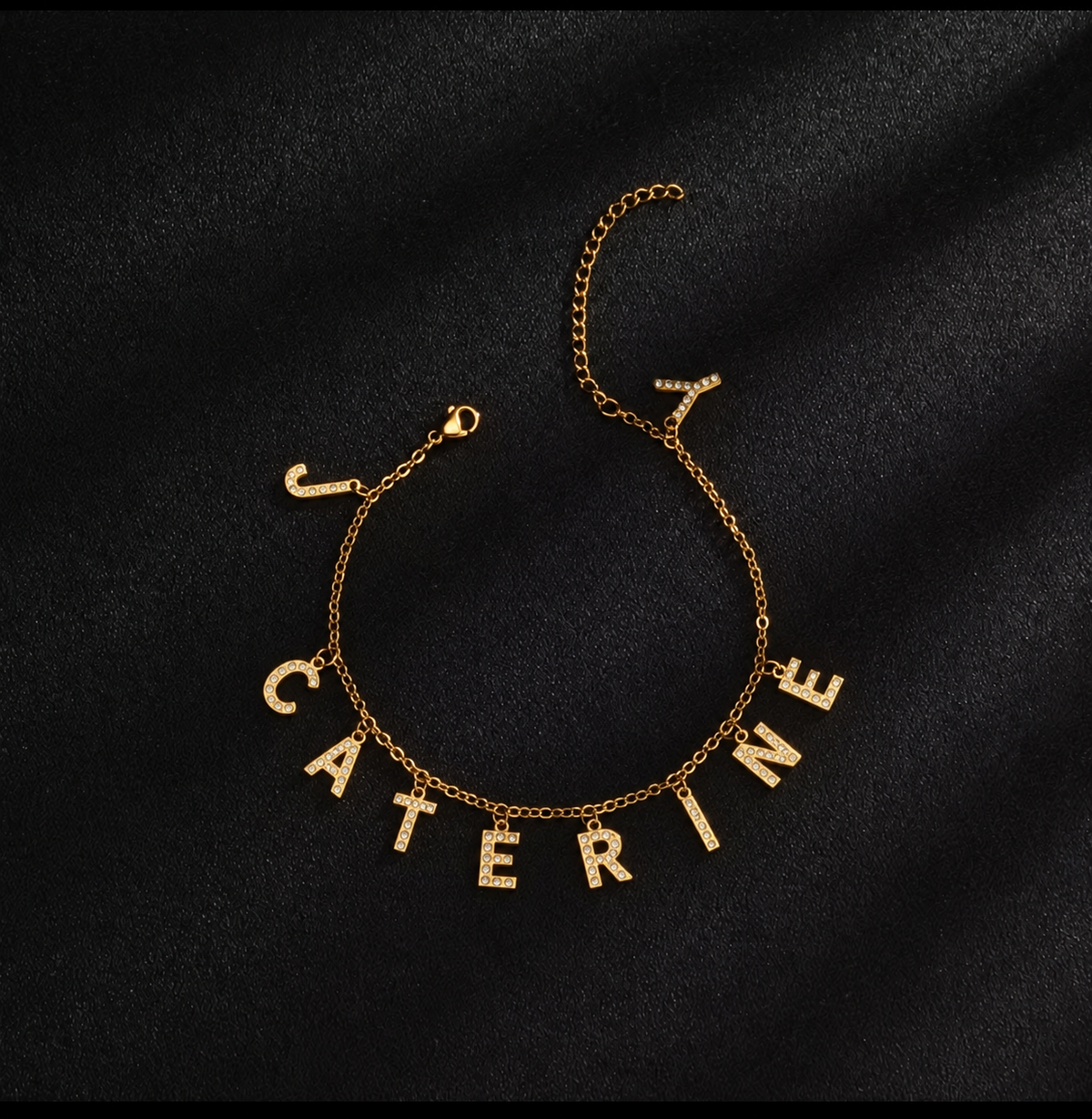 Chaîne de cheville LETTRES PRÉCIEUSES dorée personnalisée avec prénom Catherine et lettres ornées de pierres fermoir