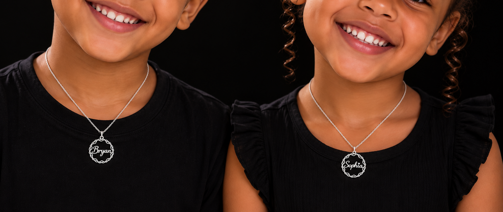 Collier prénom personnalisé enfant avec médaillon entrelacé de 2,5 cm
argenté porté par bryan sophia