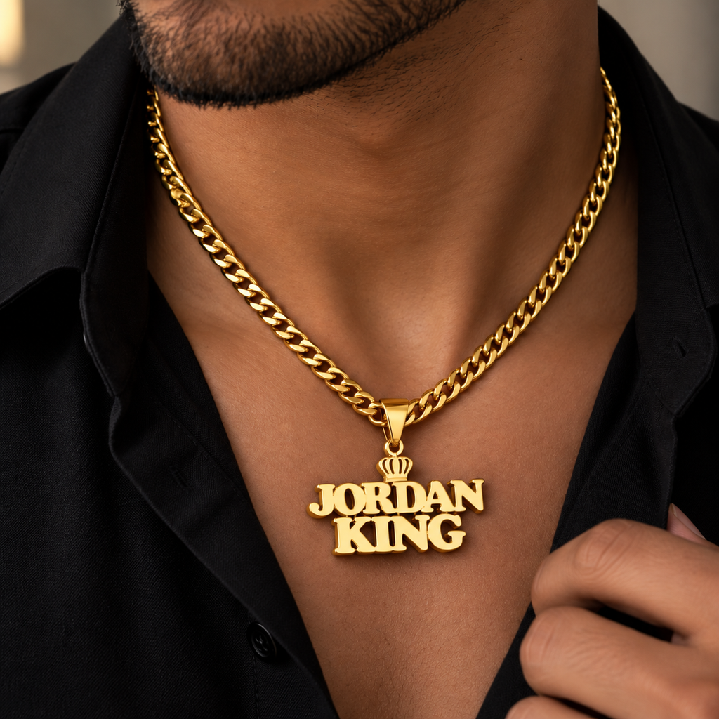 Collier KING doré personnalisé avec le texte Jordan King et motif couronne porté