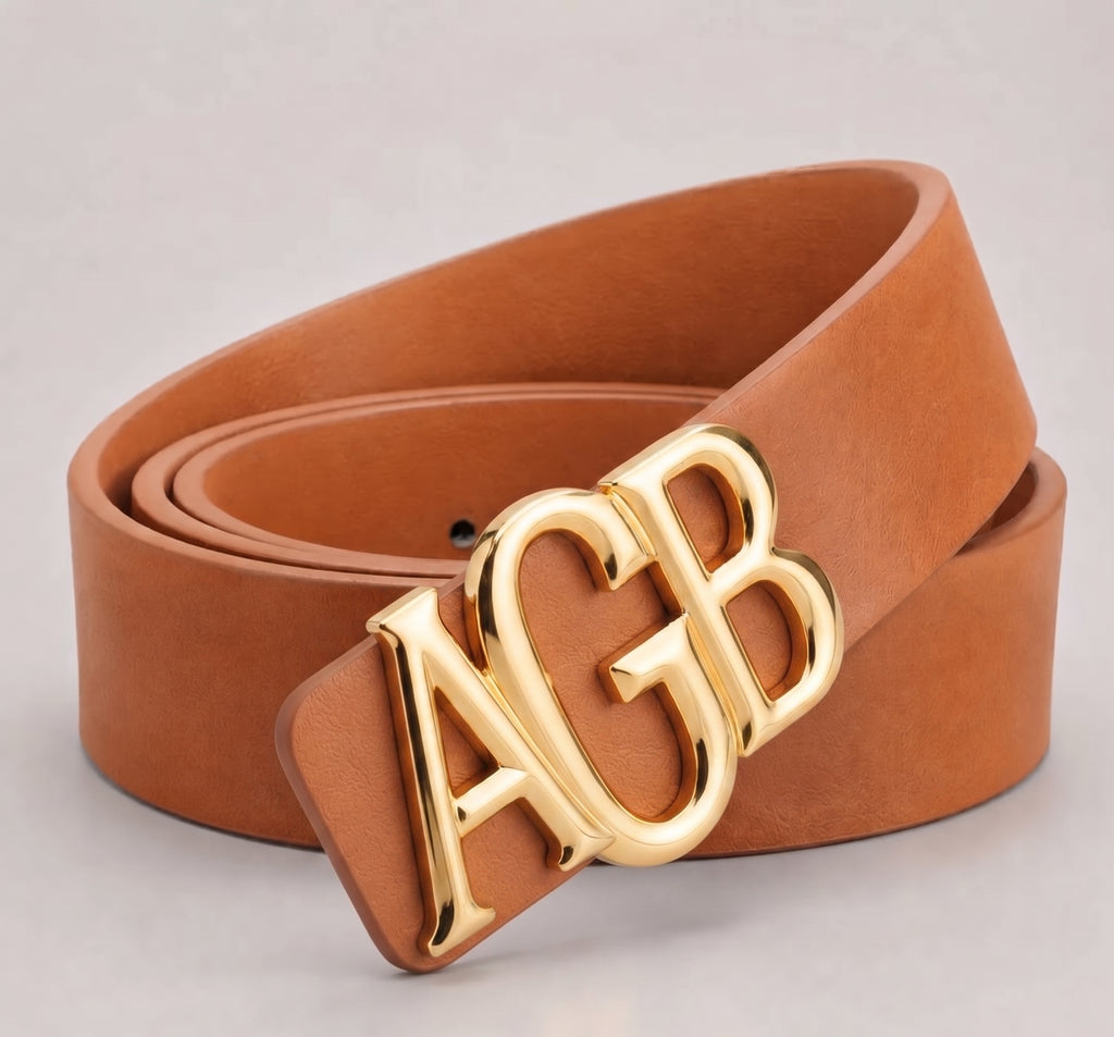 Ceinture IDENTITÉ camel personnalisée avec les initiales AGB et boucle dorée