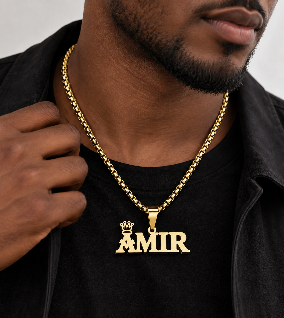 Collier ROI doré personnalisé avec le prénom Amir et motif couronne porté par un homme