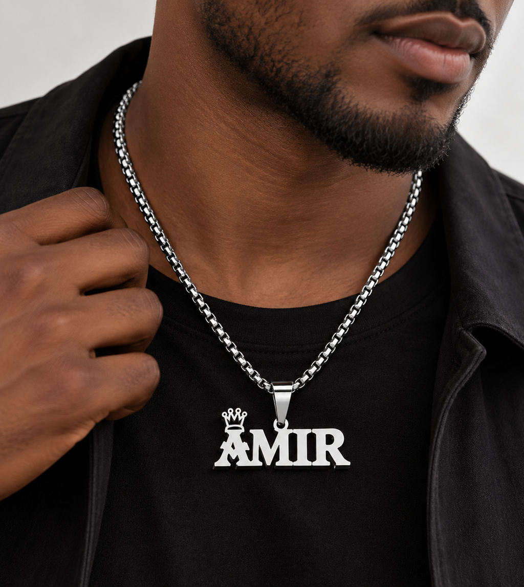 Collier ROI argenté personnalisé avec le prénom Amir et motif couronne porté par un homme