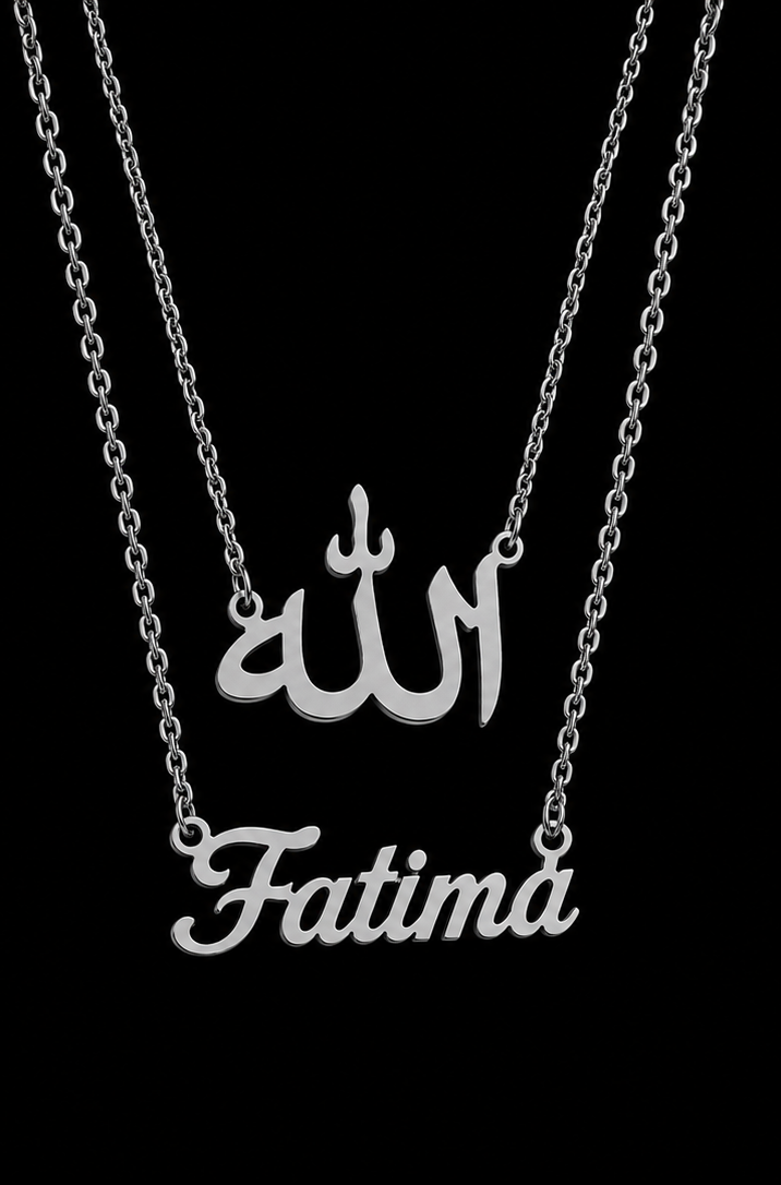Collier SÉRÉNITÉ argenté avec inscription Allah et prénom Fatima personnalisé fond noir