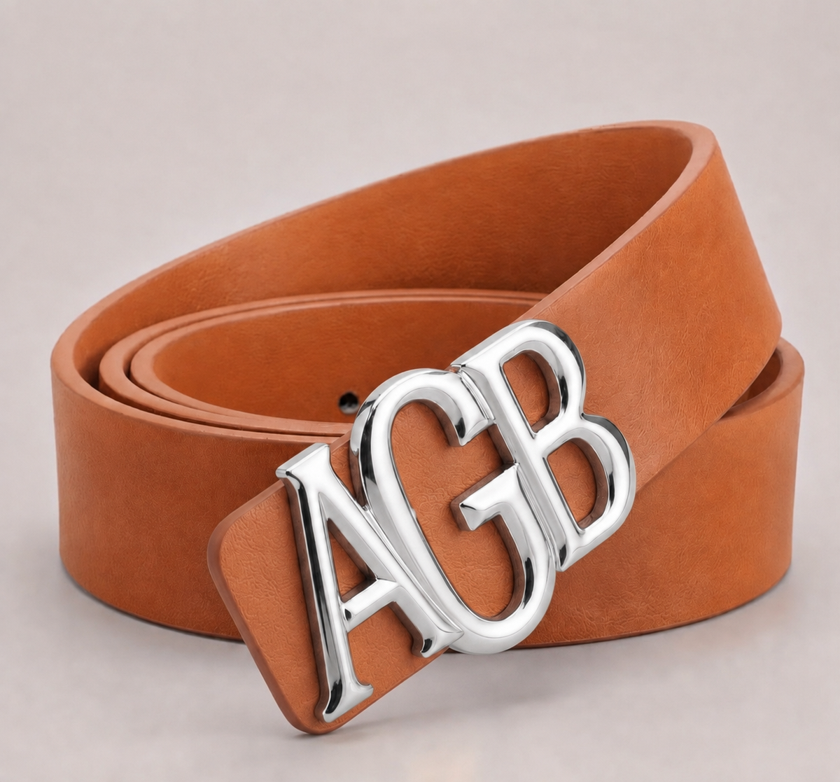 Ceinture IDENTITÉ camel personnalisée avec les initiales AGB et boucle argenté