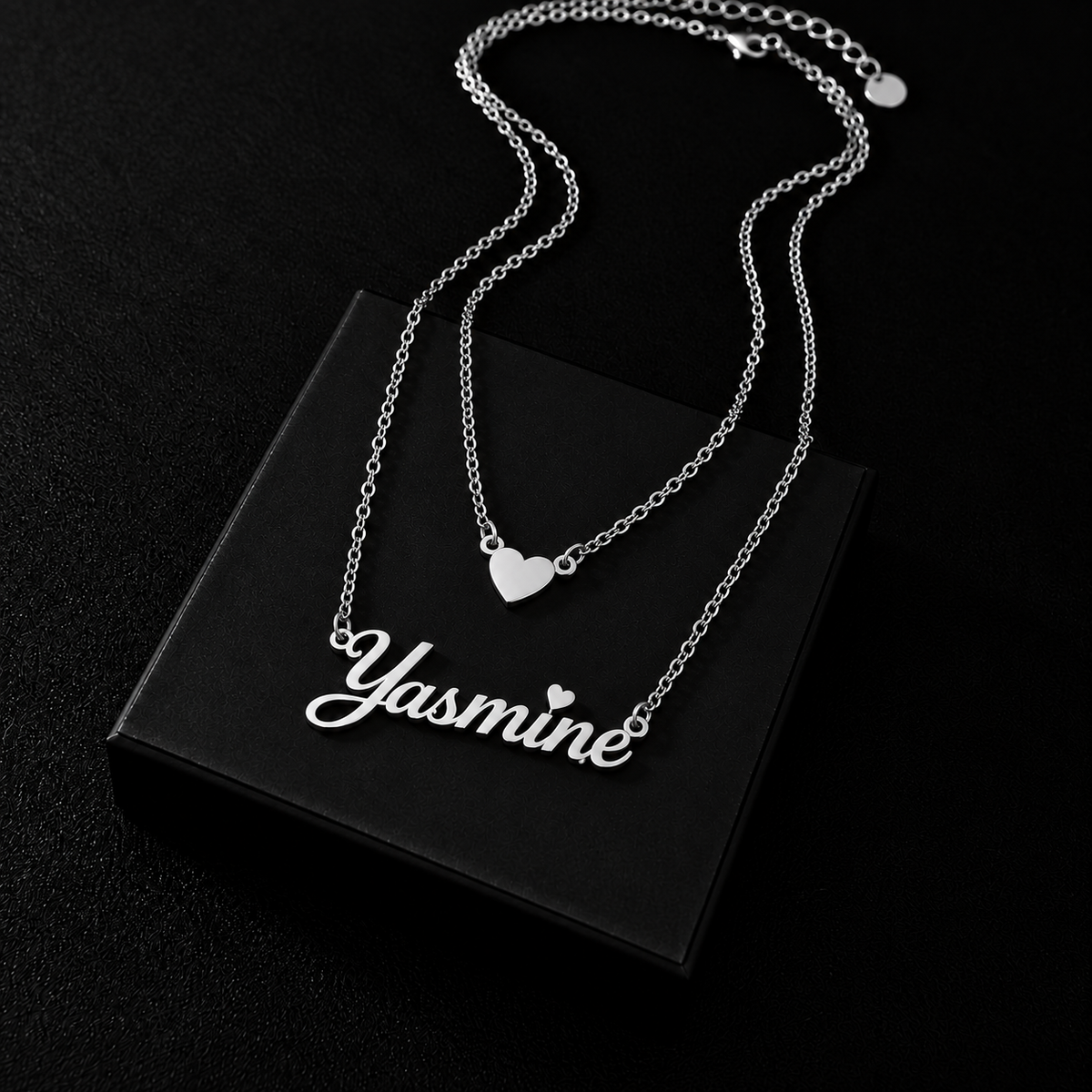 Collier double chaîne TENDRESSE argenté personnalisé avec prénom Yasmine et cœur fond noir