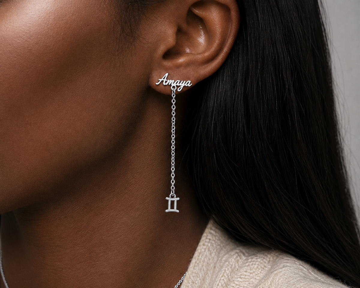Boucle d’oreille prénom personnalisée Amaya argenté portée