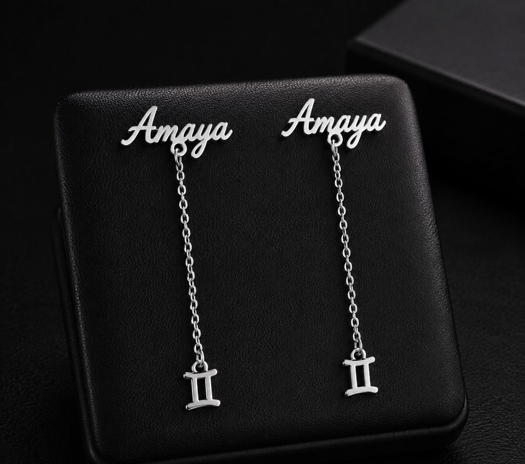 Boucles d’oreilles personnalisées Amaya finition argenté présentées sur fond noir