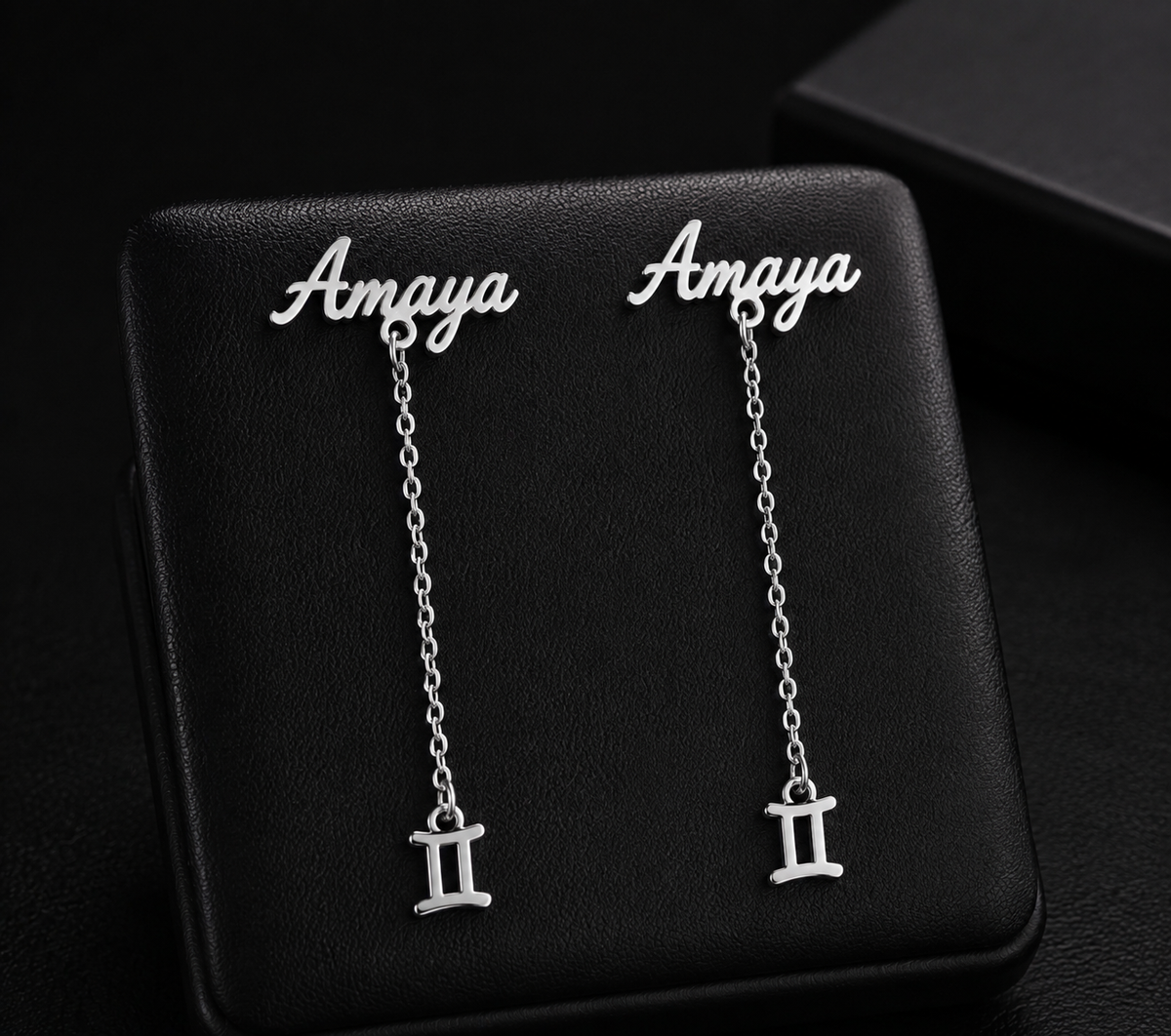 Boucles d’oreilles personnalisées Amaya finition argenté présentées sur fond noir