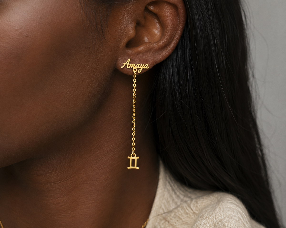 Boucle d’oreille prénom personnalisée Amaya dorée portée