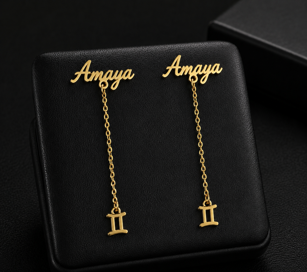 Boucles d’oreilles personnalisées Amaya finition dorée présentées sur fond noir