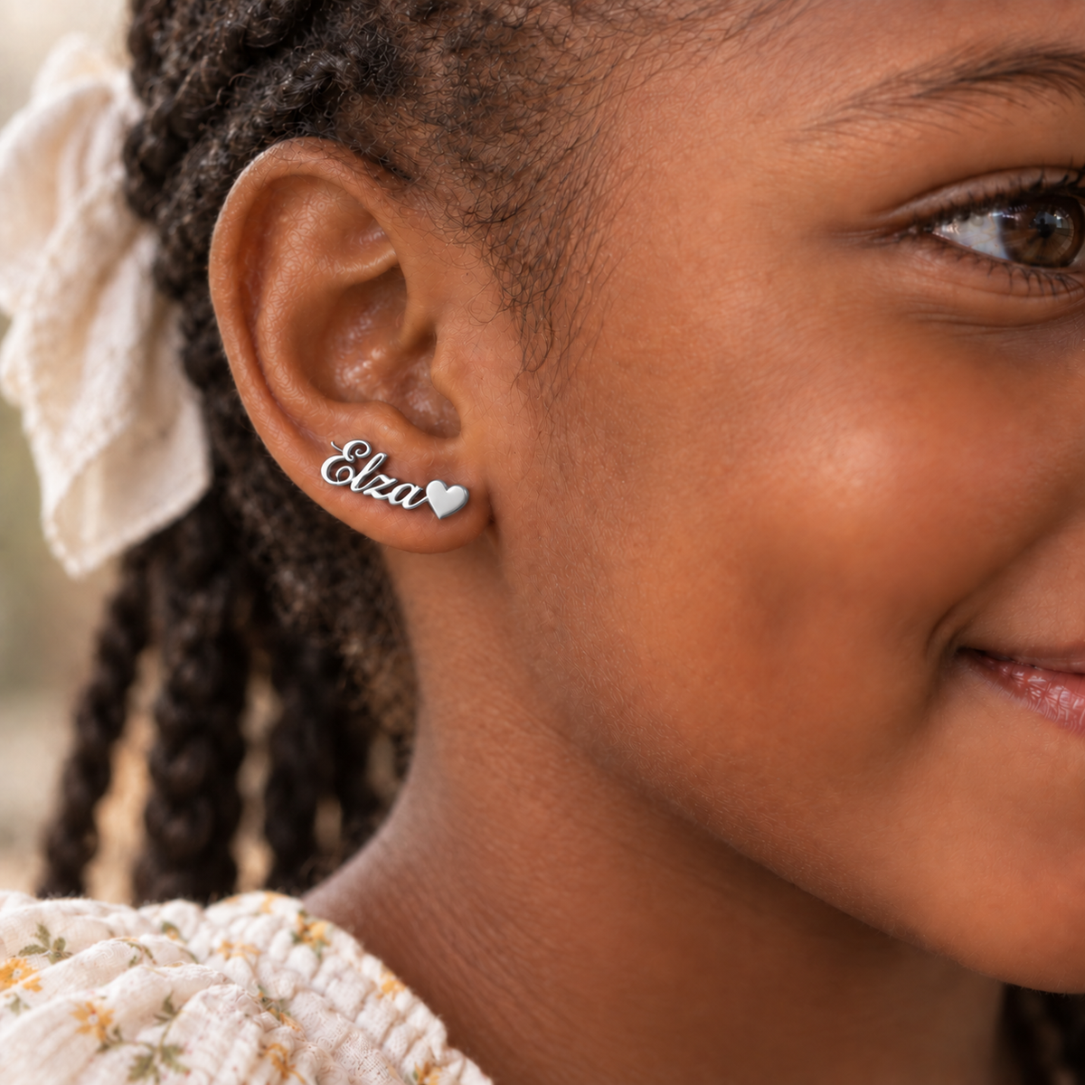 Boucles d’oreilles prénom personnalisées enfant écriture cursive – SIGNATURE CURSIVE argenté coeur porté
