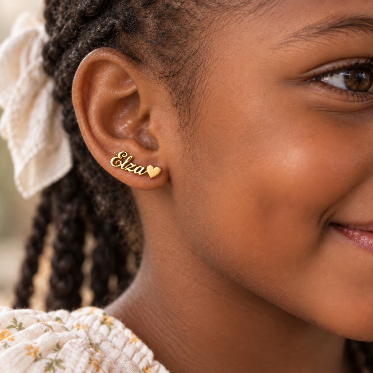 Boucles d’oreilles prénom personnalisées enfant écriture cursive – SIGNATURE CURSIVE cœur doré porté