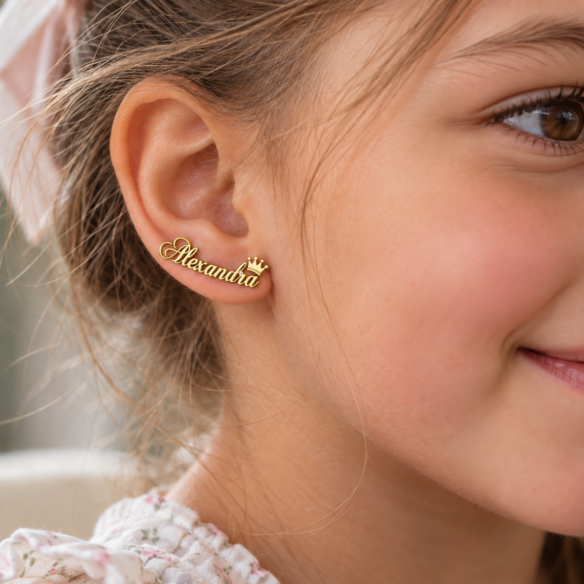 Boucles d’oreilles prénom personnalisées enfant écriture cursive – SIGNATURE CURSIVE couronne doré porté