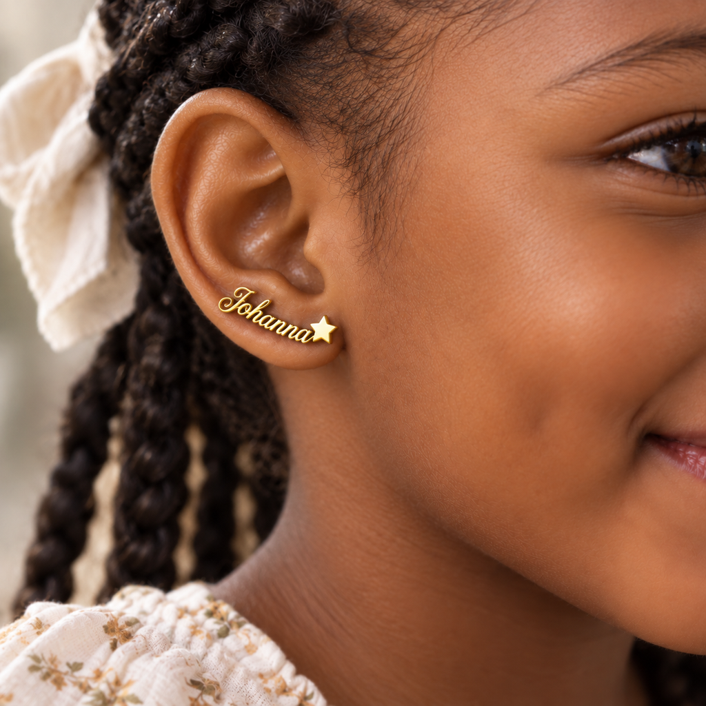 Boucles d’oreilles prénom personnalisées enfant écriture cursive – SIGNATURE CURSIVE étoile doré porté