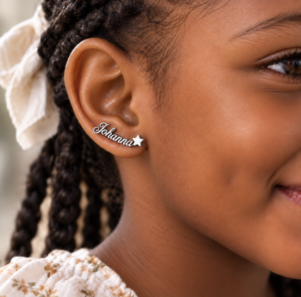 Boucles d’oreilles prénom personnalisées enfant écriture cursive – SIGNATURE CURSIVE étoile argenté porté