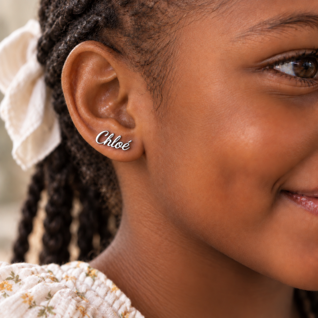 Boucles d’oreilles prénom personnalisées enfant écriture cursive – SIGNATURE CURSIVE simple argenté porté